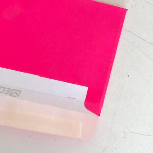 Neonkuvert, neonpink, Verschluss, Detail,